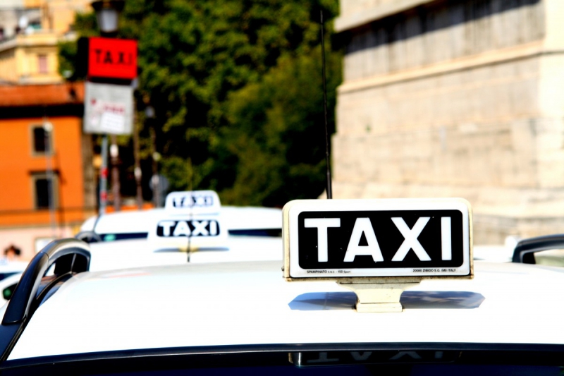 taxis-POURRIERES-min_taxi_auto_rome_road_white-1051610